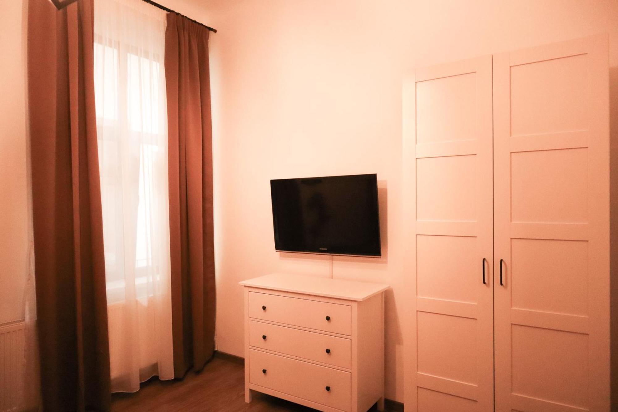 Apartment Hirooms